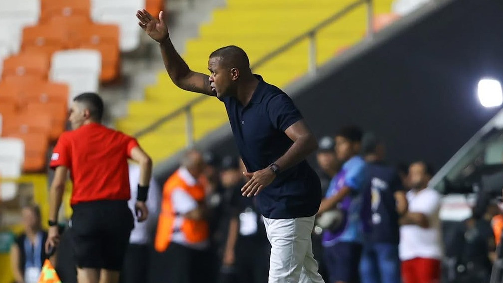 Pelatih Timnas Indonesia Patrick Kluivert tiba di Bandara Soetta