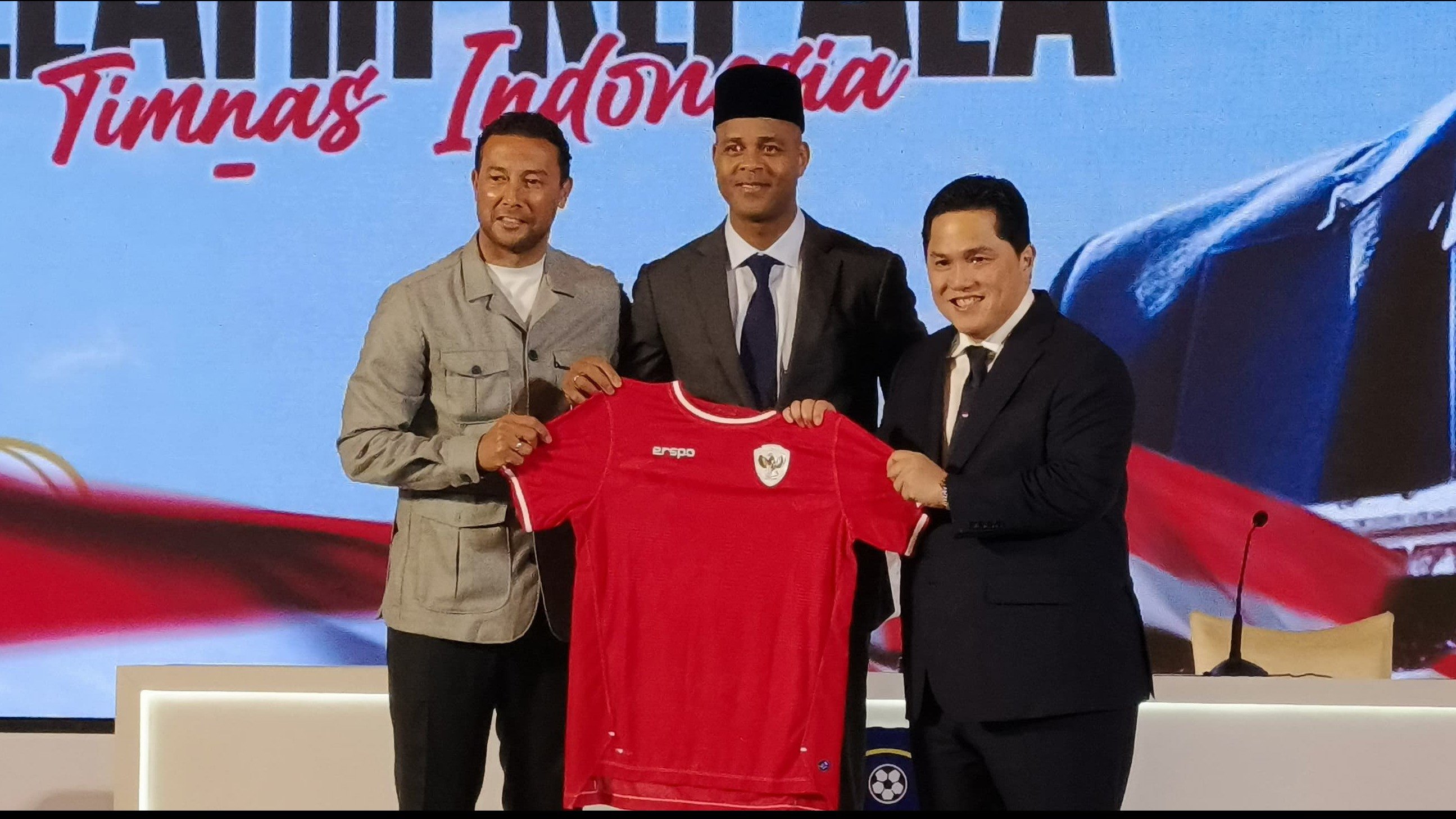 Patrick Kluivert, pelatih baru Timnas Indonesia Berfoto Bersama Erick Thohir