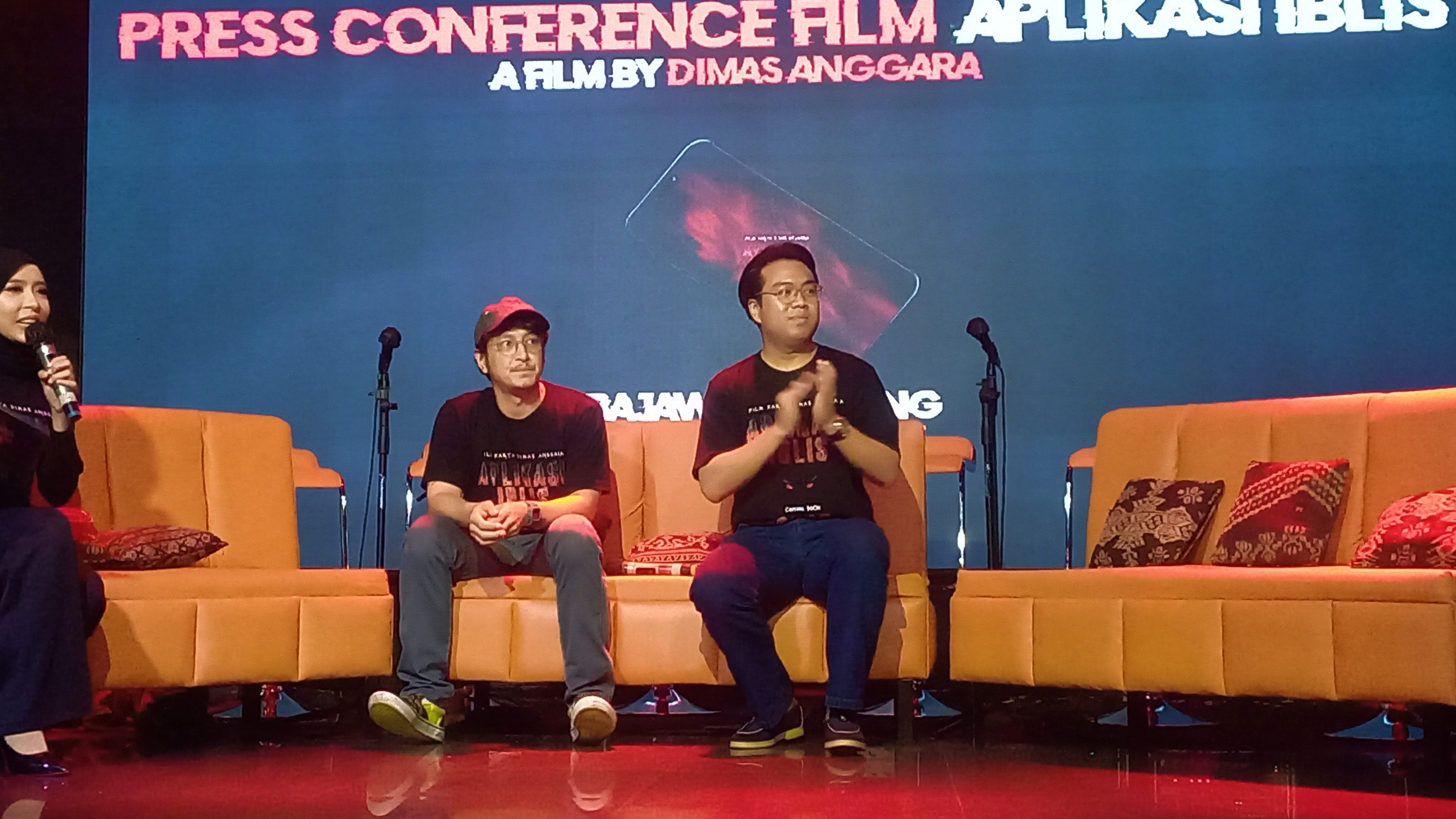 Dimas Anggara (kiri) dan Raden Dimas Aryanto (kanan) di konferensi pers film Aplikasi Iblis, Jakarta, Senin (13/1/2025).