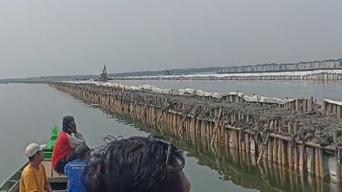 Pagar laut di perairan Bekasi