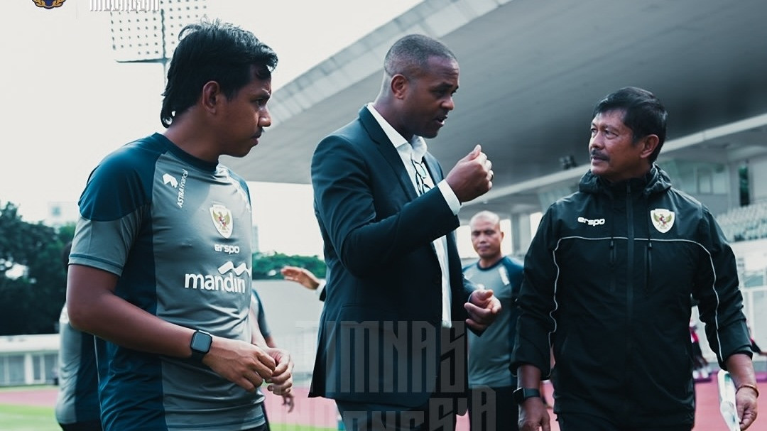 Patrick Kluivert dan Indra Sjafri sedang berdiskusi