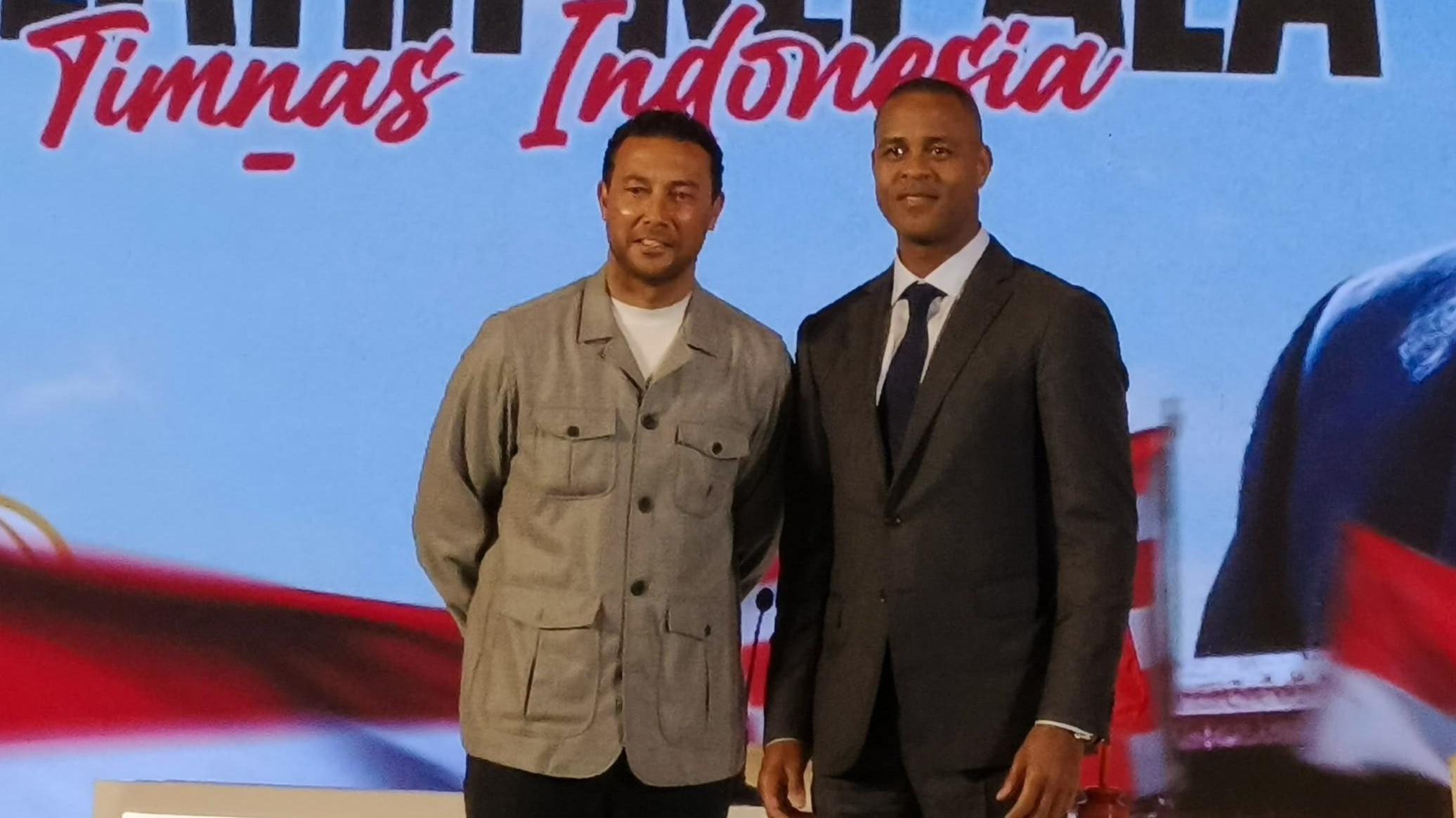 Pelatih dan Asisten Pelatih Timnas Indonesia, Patrick Kluivert dan Denny Landzaat