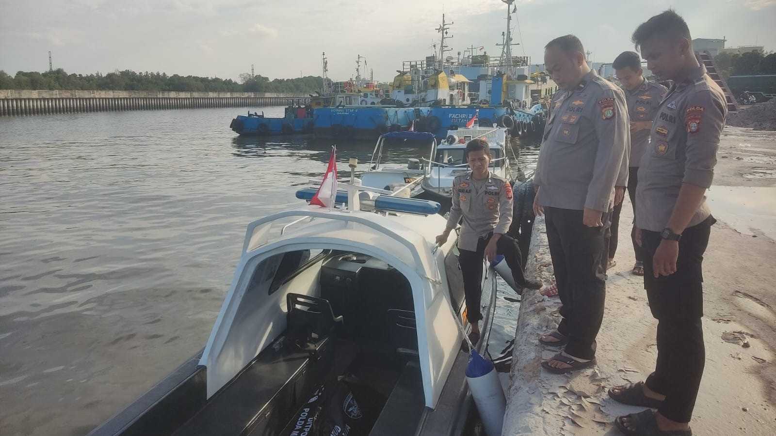 Proses evakuasi mayat pria diduga pensiunan Brigjen TNI di perairan Marunda, Cilincing, Jakarta Utara.