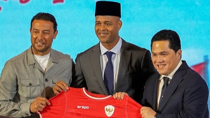 Ketum PSSI Erick Thohir, Pelatih Timnas Indonesia Patrick Kulivert dan Asiten Pelatih Denny Ladzaat