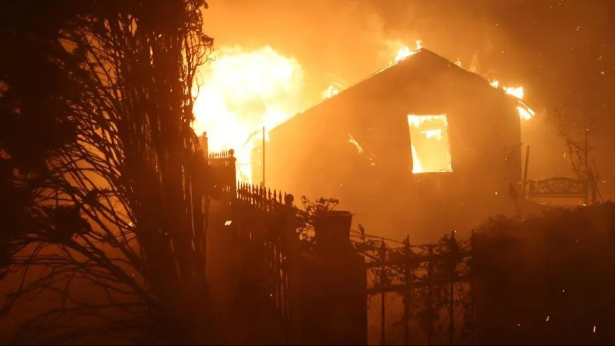 Kondisi kebakaran rumah di Palisades di Pacific Palisades, Los Angeles, California, Amerika Serikat