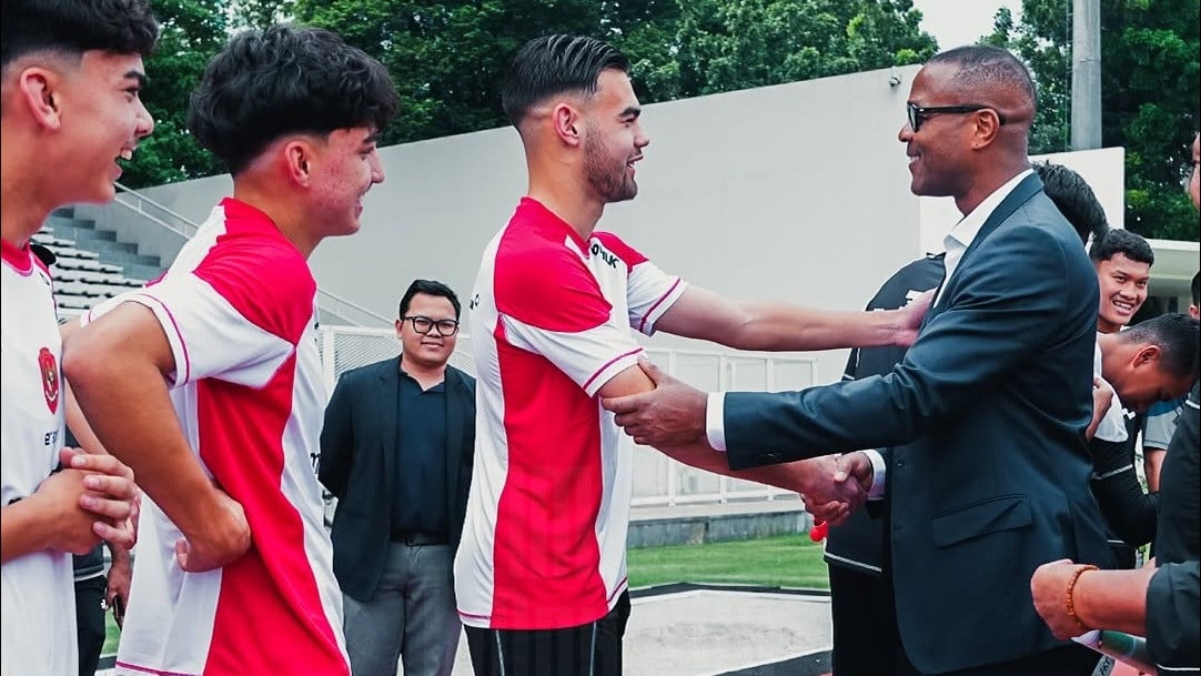 Patrick Kluivert saat bertemu Jens Raven di sesi latihan Timnas Indonesia U-20