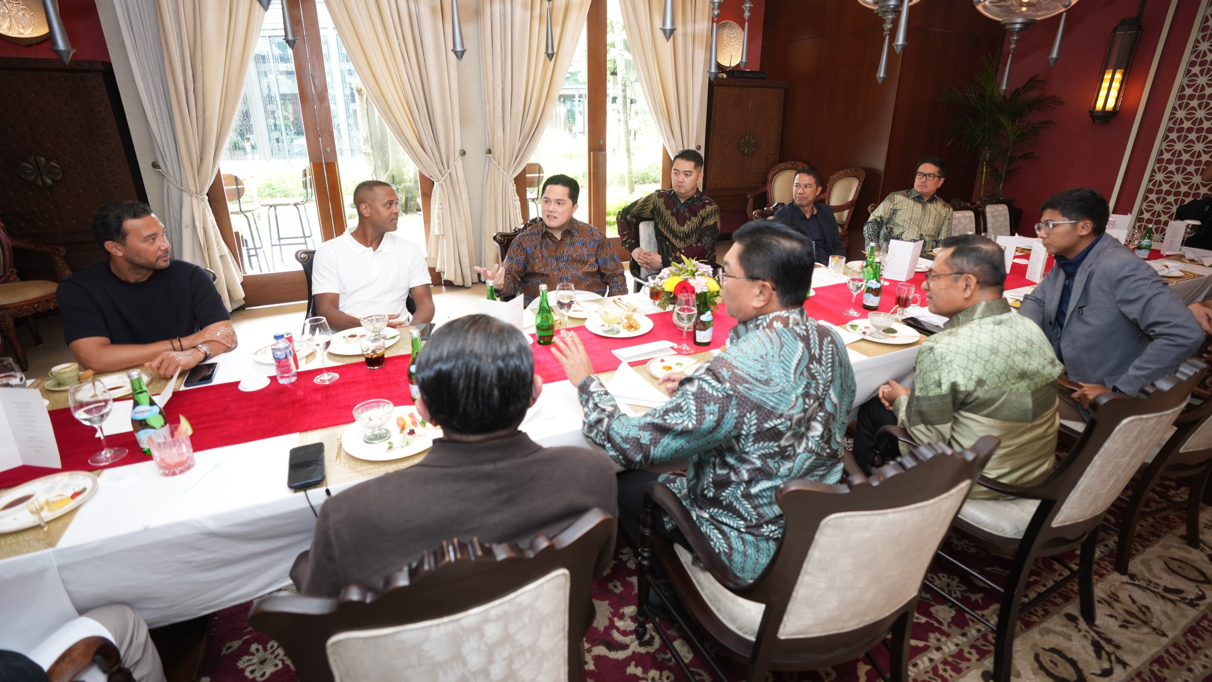 Momen Patrick Kluivert dan Denny Landzaat bersama jajaran PSSI makan siang bersama Saleh Husin dan anaknya di Restauran Plataran Hutan Kota, Senayan, Selasa (14/1/2025).