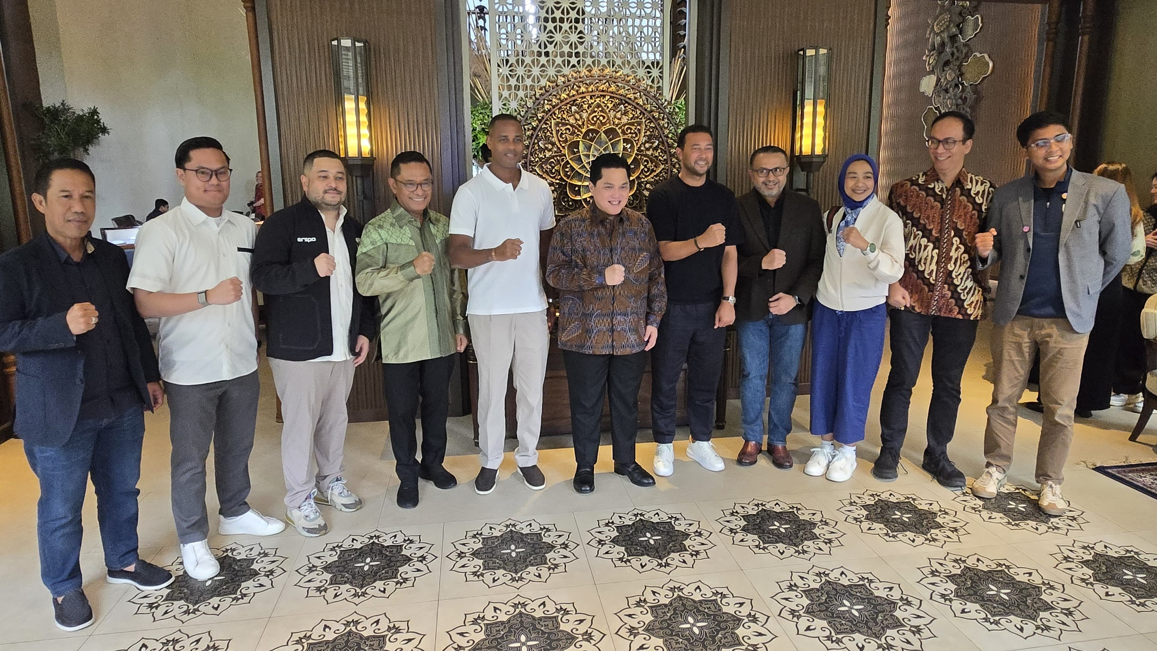 Momen Patrick Kluivert dan Denny Landzaat bersama jajaran PSSI makan siang bersama Saleh Husin dan anaknya di Restauran Plataran Hutan Kota, Senayan, Selasa (14/1/2025).