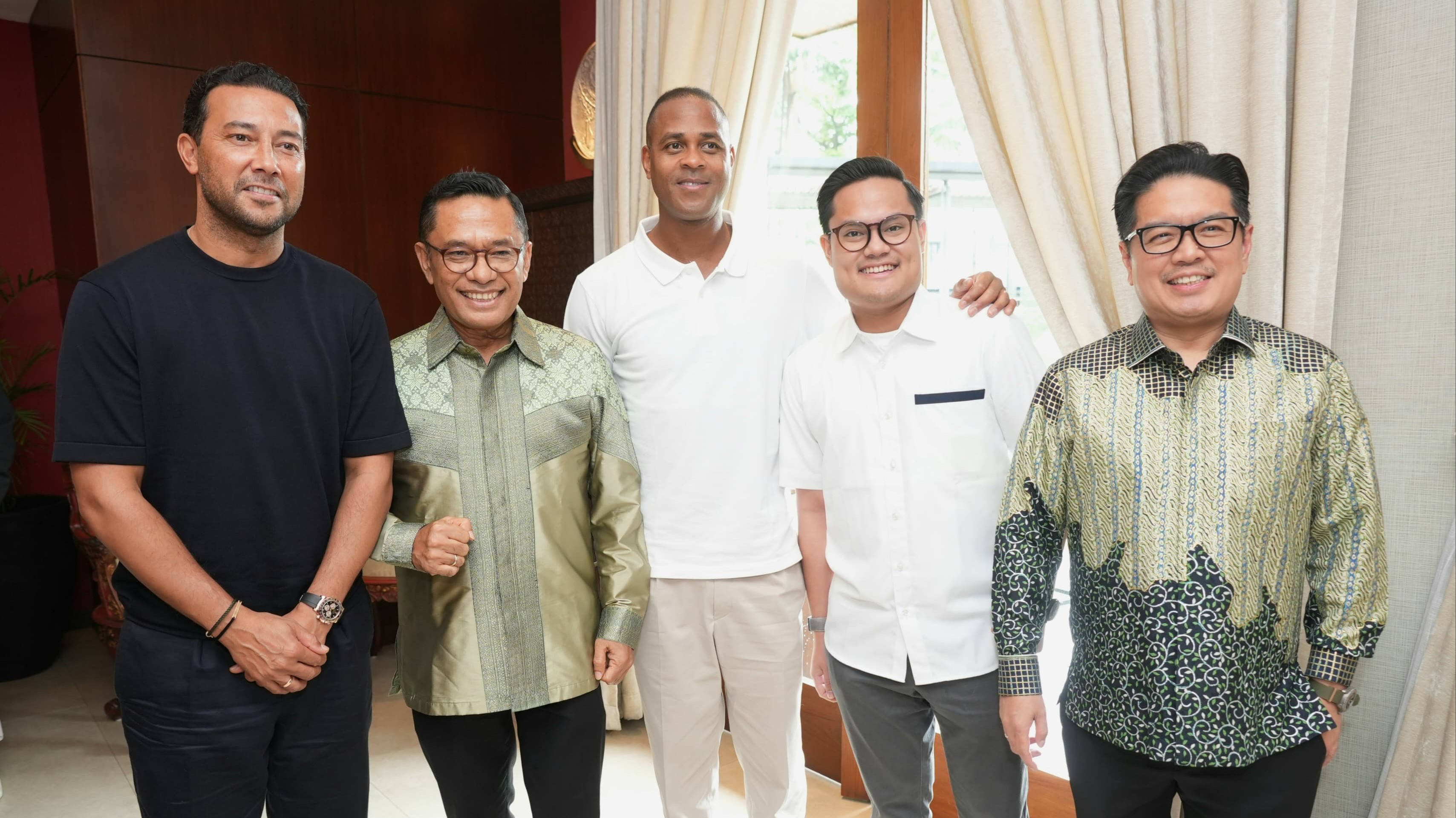 Momen Patrick Kluivert dan Denny Landzaat bersama jajaran PSSI makan siang bersama Saleh Husin dan anaknya di Restauran Plataran Hutan Kota, Senayan, Selasa (14/1/2025).