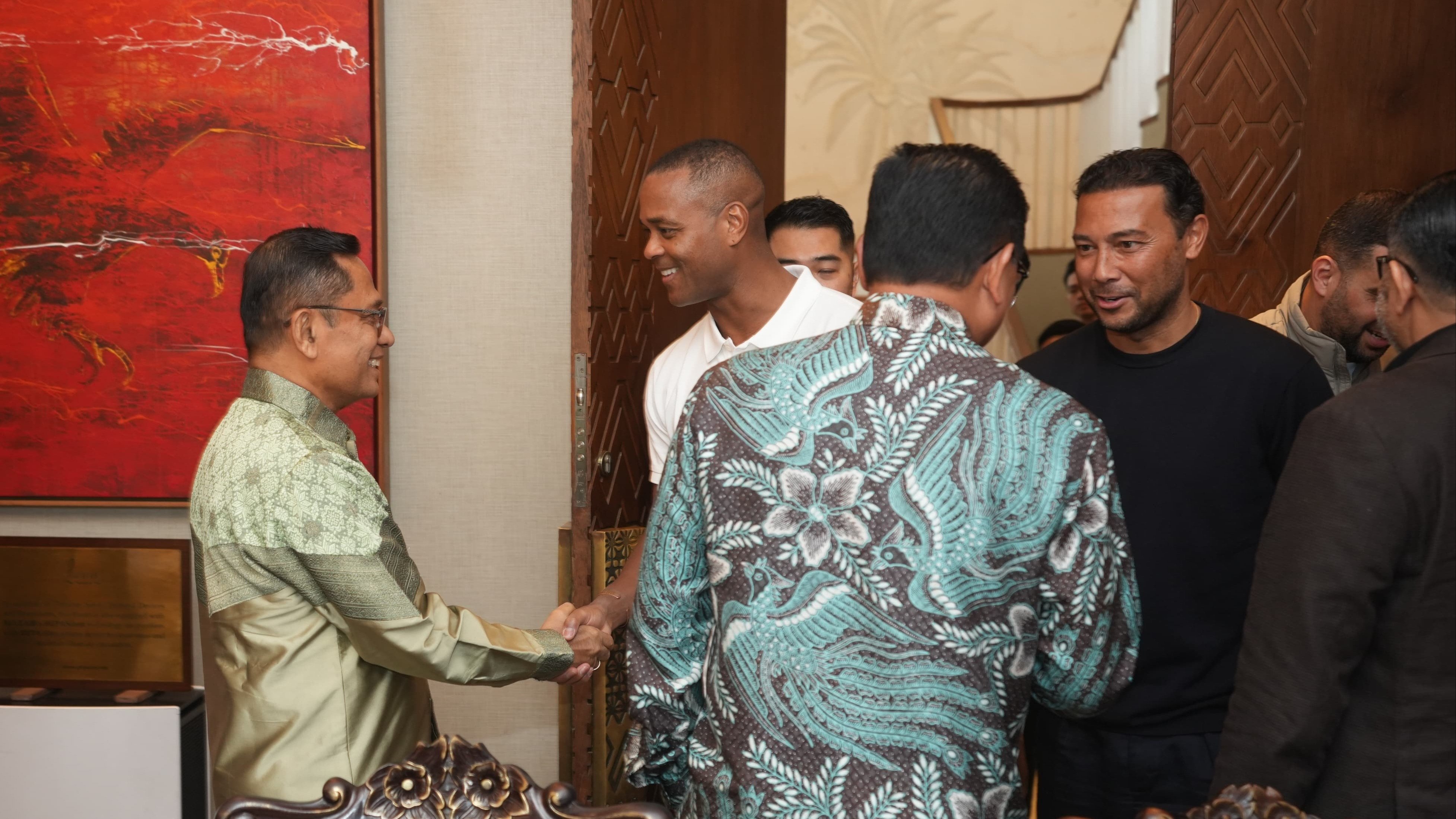 Momen Patrick Kluivert dan Denny Landzaat bersama jajaran PSSI makan siang bersama Saleh Husin dan anaknya di Restauran Plataran Hutan Kota, Senayan, Selasa (14/1/2025).