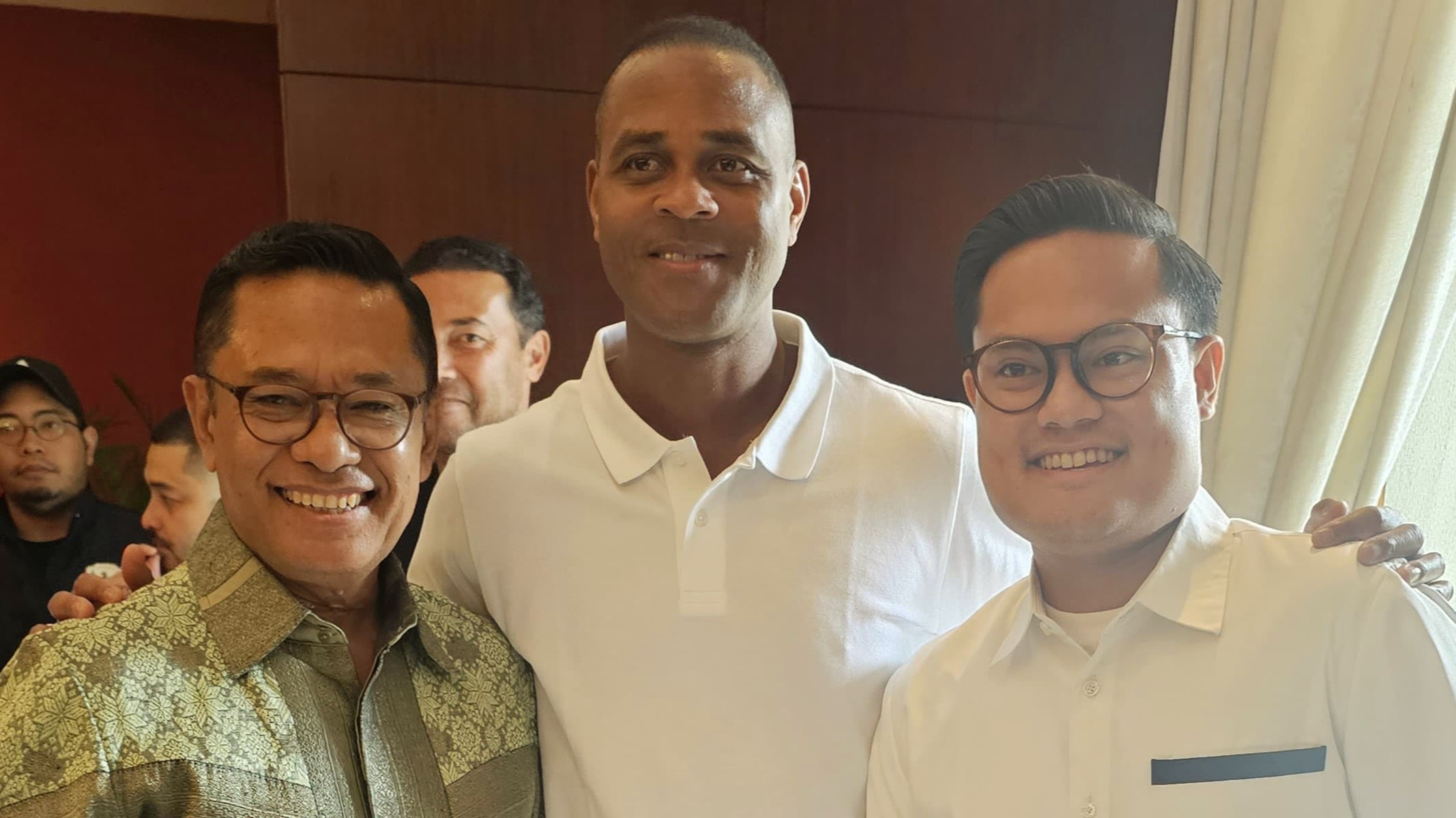 Momen Patrick Kluivert dan Denny Landzaat bersama jajaran PSSI makan siang bersama Saleh Husin dan anaknya di Restauran Plataran Hutan Kota, Senayan, Selasa (14/1/2025).