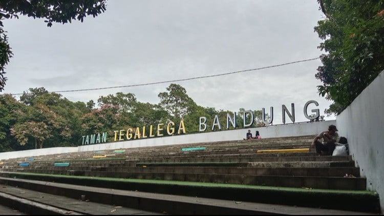 Kondisi Taman Tegalega Bandung Pasca Dirusak Para Pencari Koin Jagat