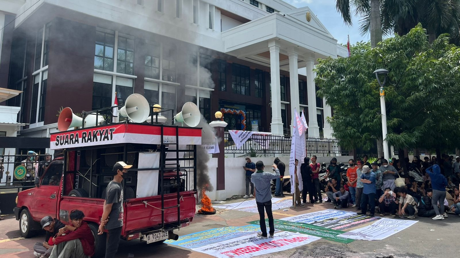 Ratusan massa yang tergabung dalam sejumlah aliansi masyarakat menggelar unjuk rasa di Pengadilan Tata Usaha Negara (PTUN) Jakarta.