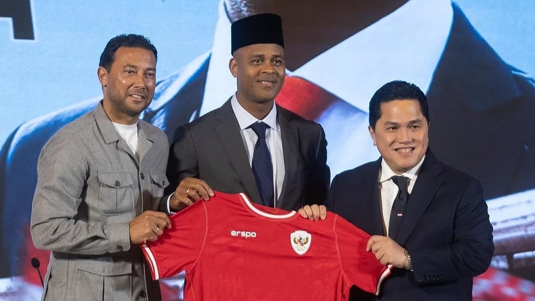 (kiri ke kanan) Denny Landzaat, Patrick Kluivert, dan Erick Thohir