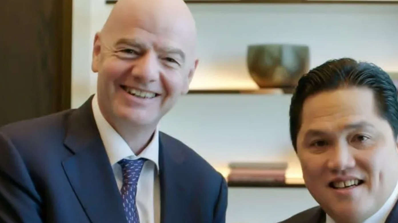 Ketua Umum PSSI Erick Thohir (kanan) dan Presiden FIFA Gianni Infantino