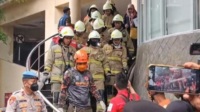 Proses evakuasi sesosok mayat yang ditemukan di lantai 8 Glodok Plaza, Tamansari, Jakarta Barat, Kamis (16/1/2025).