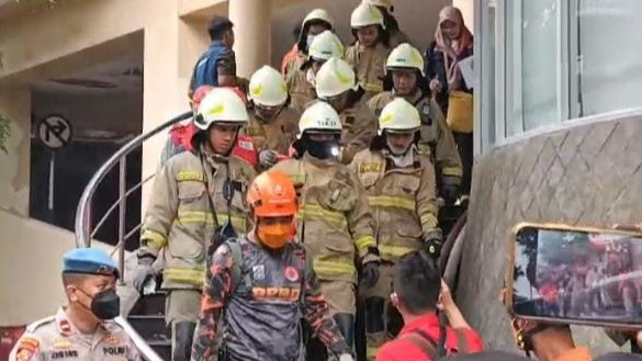 Petugas mengevakuasi satu korban hilang kebakaran Glodok Plaza, Jakarta Barat yang ditemukan tewas, Kamis (16/1).