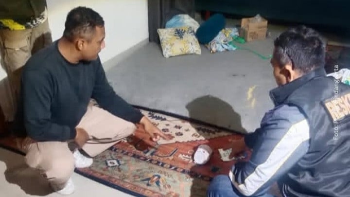 Seorang Ibu Rumah Tangga (IRT) berinisial AFF asal Bandung Barat menjadi korban penyiraman air keras suami