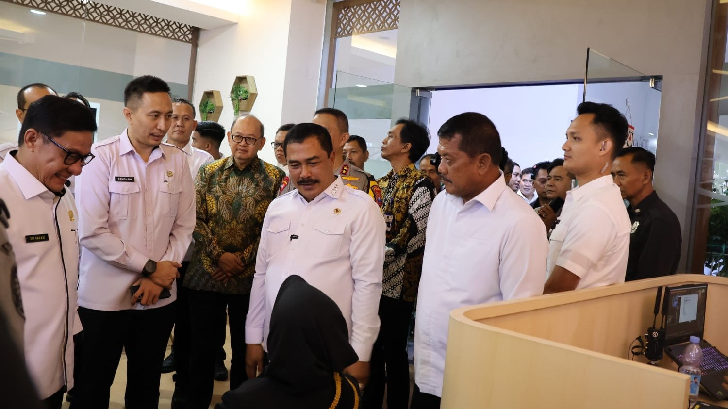 Kantor Imigrasi Kelas I Khusus TPI Surabaya meresmikan 2 (dua) inovasi baru yakni Immigration Lounge di Ciputra World Mall dan fasilitas Autogate di Bandara Internasional Juanda.