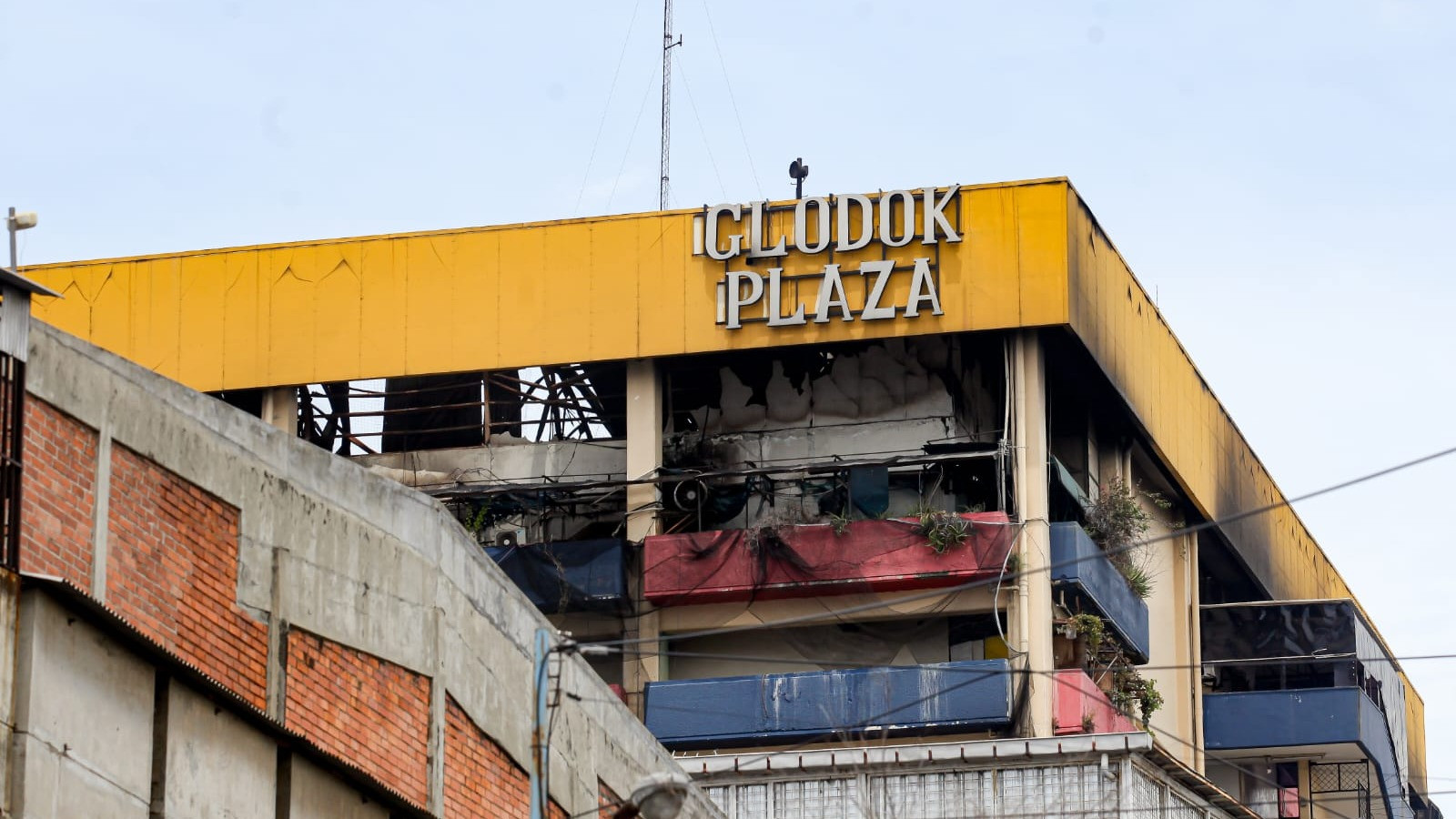 Penampakan Glodok Plaza, Jakarta Barat pasca-kebakaran, Jumat (17/1).