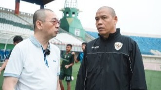 Pelatih Timnas Indonesia U-17, Nova Arianto saat berbincang dengan Coach Justin.