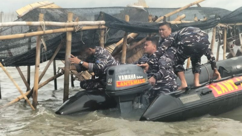 TNI AL bersama dengan masyarakat sekitar membongkar pagar laut di kawasan Tanjung Pasir, Kabupaten Tangerang, Banten, Sabtu (18/1/2025).