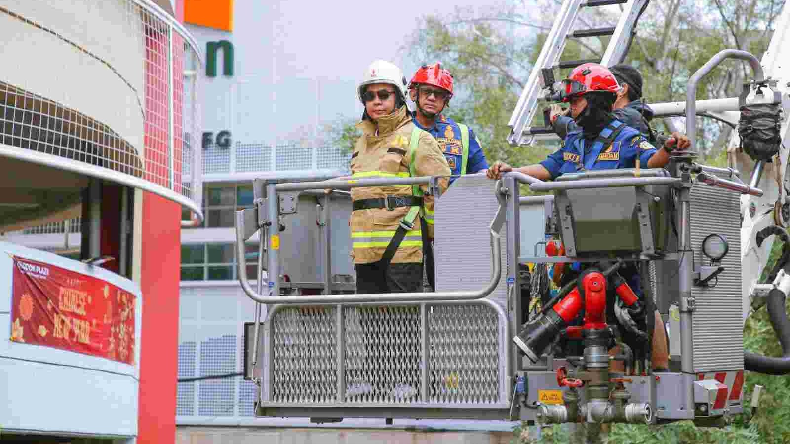 Pj. Gubernur Teguh Setyabudi, didampingi Plt. Kepala Dinas Gulkarmat Satriadi Gunawan, Wali Kota Jakarta Barat Uus Kuswanto, dan Sekretaris BPBD Marulitua Sijabat, meninjau lokasi kebakaran Plaza Glodok di Jakarta Barat