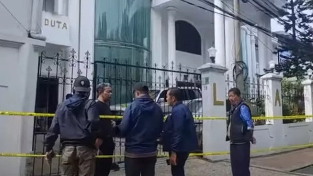 Viral, Anak Majikan Pembunuh Satpam di Rumah Mewah Bogor Diserahkan ke Polisi, Netizen Geram Pelaku Tenteng Gorengan Tanpa Diborgol