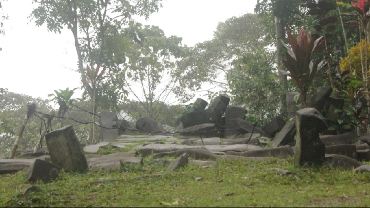 Batu Singgasana Raja di teras kelima Situs Megalitikum Gunung Padang