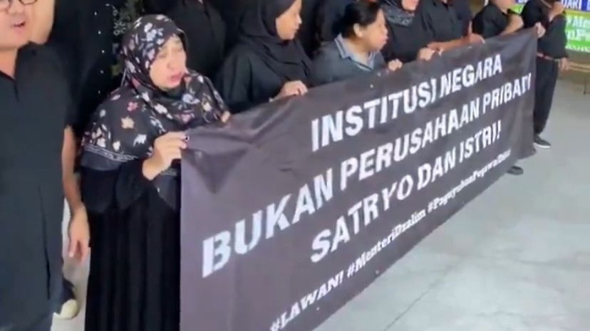 ASN Kemendikti Saintek melakukan aksi protes