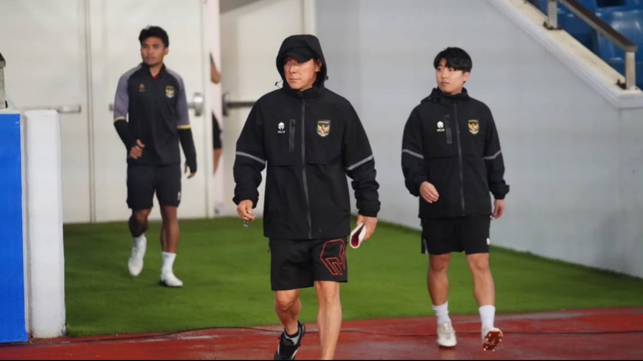 Shin Tae-yong (STY) dan Jeong Seok-seo alias Jeje semasa di sesi latihan skuad Timnas Indonesia