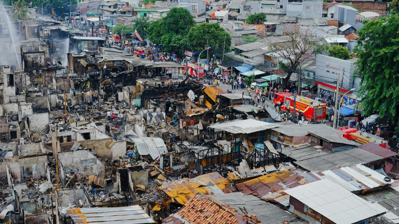 Kondisi kawasan permukiman yang terbakar di Kemayoran, Jakarta Pusat, Selasa (21/1).