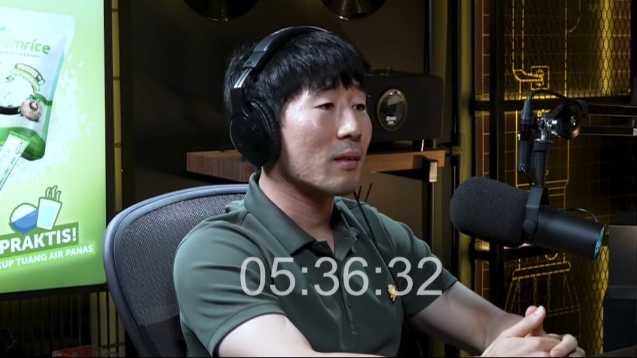 Kim Jong-jin, salah satu tangan kanan Shin Tae-yong, saat diwawancarai di podcast Deddy Corbuzier.