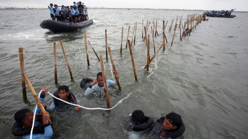Pasukan Komando Pasukan Katak (Kopaska) TNI-AL membongkar pagar laut di kawasan Pantai Tanjung Pasir, Kabupaten Tangerang, Banten, Rabu (22/1).
