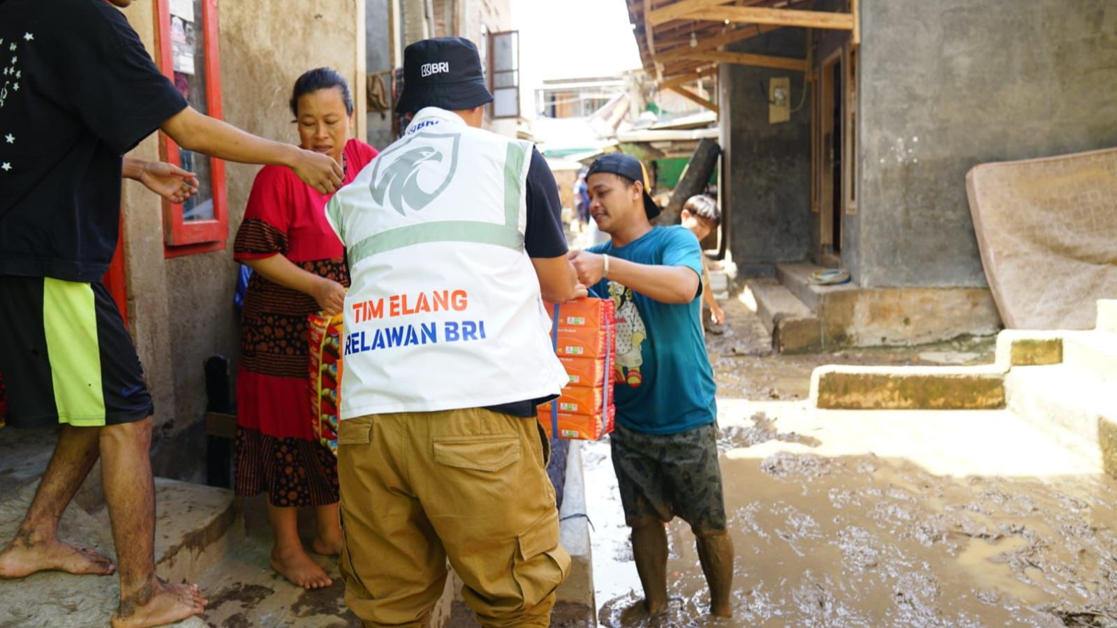 BRI Bandar Lampung membagikan 2.000 nasi kotak dan 400 dus air mineral kemasan untuk korban banjir.