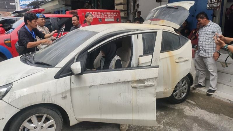 Satu unit mobil milik Oshima Yukari, salah satu dari 14 orang yang dilaporkan hilang dalam kebakaran Glodok Plaza