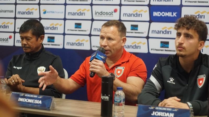 Pelatih Yordania U20 Peter Meindertsma (tengah) memberi penjelasan kepada awak media saat konferensi pers Mandiri U20 Challenge Series di Hotel Movenpick Surabaya, Kamis (23/1/2025).