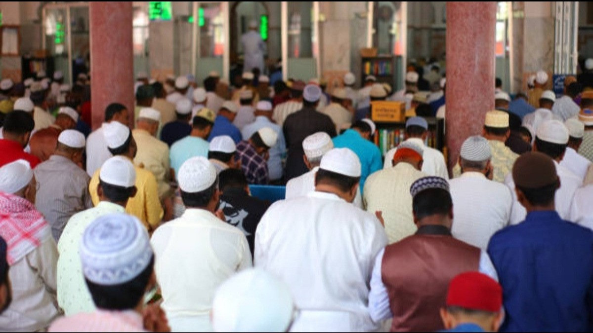 Ilustrasi jemaah shalat Jumat dengat naskah khutbah Jumat singkat saat sesi ceramah