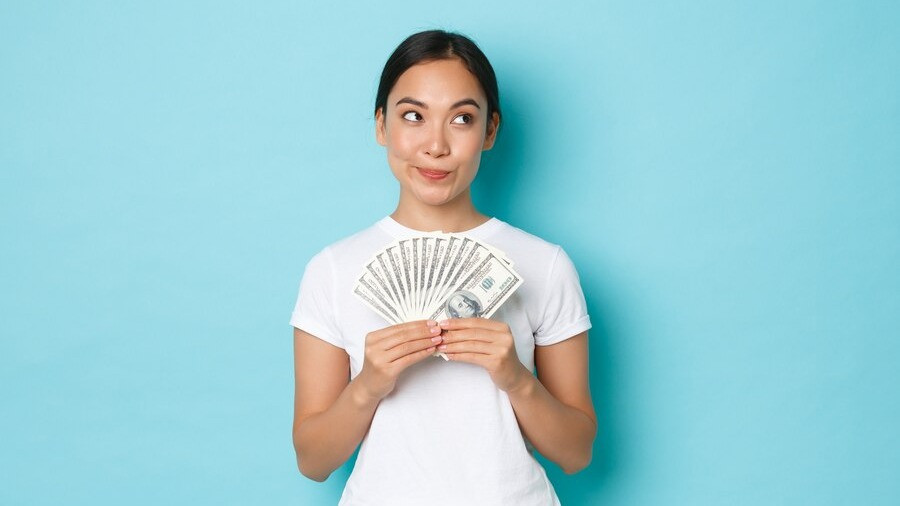 Ilustrasi Wanita Memegang Uang