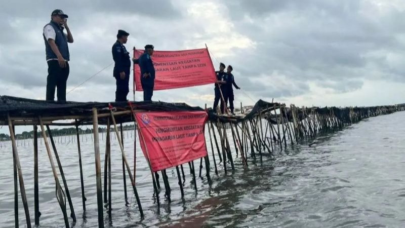 Sejumlah petugas Direktorat Jenderal PSDKP Kementerian KKP menyegel pagar laut sepanjang 30,16 km di perairan pesisir Tangerang, Kamis (9/1).