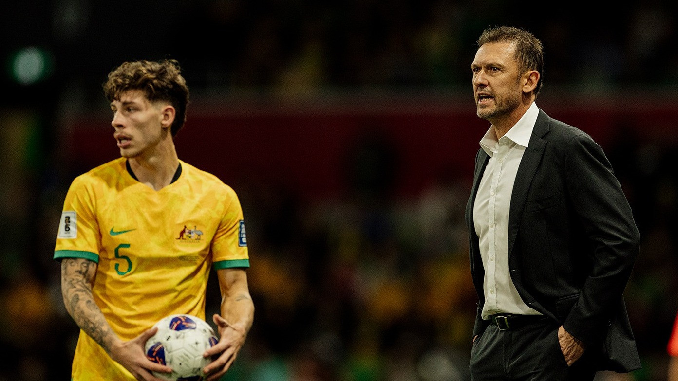 Pelatih Australia, Tony Popovic (kanan).