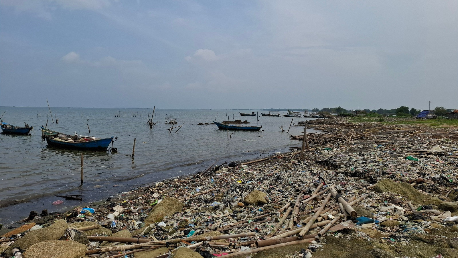 Rumah dan empang-empang milik warga di Desa Kohod, Kecamatan Pakuhaji, Kabupaten Tangerang kini berubah jadi lautan.