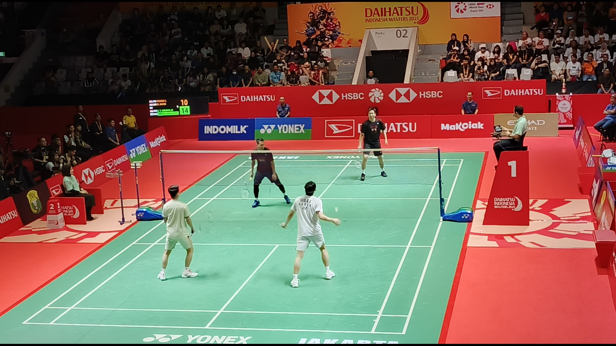 Acara penghargaan untuk pasangan ganda putra Indonesia, Hendra Setiawan/Mohammad Ahsan yang resmi pensiun dibanjiri dengan haru