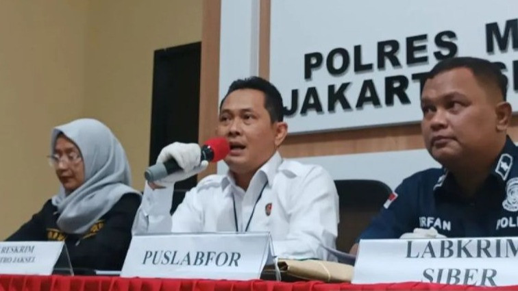 Kasat Reskrim Polres Metro Jakarta Selatan AKBP Bintoro kedua kanan memberi keterangan kepada media di Jakarta, Senin (28/4/2024).