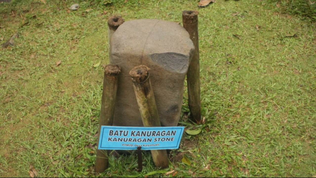 Batu Kanuragan di teras keempat Situs Megalitikum Gunung Padang