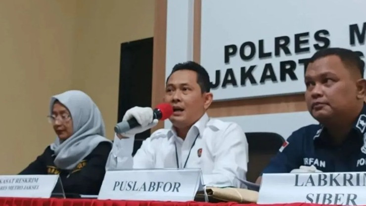 Kasatreskrim Polres Metro Jakarta Selatan AKBP Bintoro (kedua kanan) memberi keterangan kepada media di Jakarta, Senin (28/4/2024).