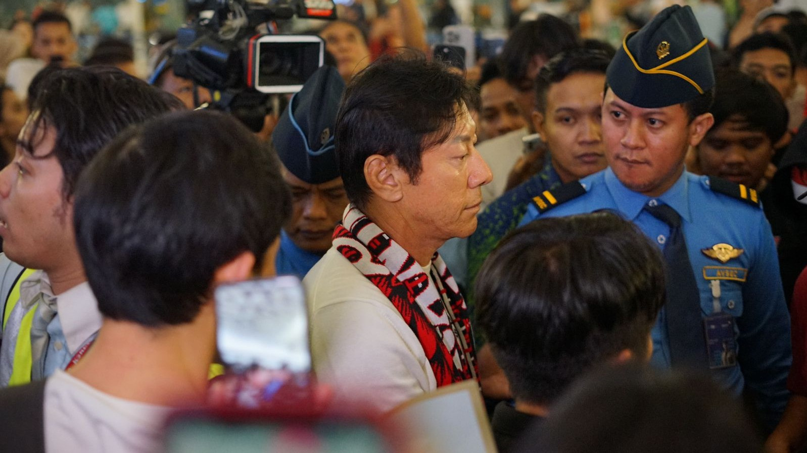 Diantar Ribuan Suporter Timnas Indonesia di Bandara Soekarno Hatta, Shin Tae-yong Malah Kesepian Setelah Tiba di Korea