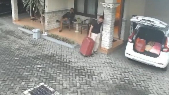 Gerak-gerik pelaku mutilasi wanita di dalam koper di Ngawi terekam kamera CCTV hotel (1)