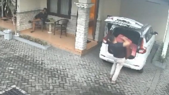 Gerak-gerik pelaku mutilasi wanita di dalam koper di Ngawi terekam kamera CCTV hotel (2)