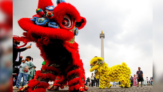 Para wisatawan pengunjung Monas menyaksikan pertunjukan Barongsai, dalam rangka menyambut hari raya Imlek Tahun 2025, di Kawasan Monas, Jakarta Pusat, Selasa (28/1/2025)